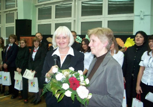 Od lewej -dyrektor szkoły Jolanta Swiryd i Janina Tischner